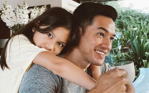 Andrew White dan Sang Putri Bikin Gemas Kompak Pakai Handuk 'Berantakan'