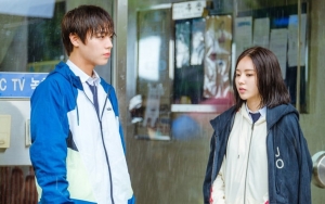 Park Ji Hoon dan Lee Ruby Berbagi Momen Menegangkan Saat Hujan di 'Love Revolution'