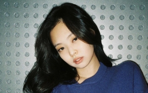 Gaya Seksi Jennie BLACKPINK 'Tanpa Celana' di Meja Dapur Dipuji Habis-Habisan