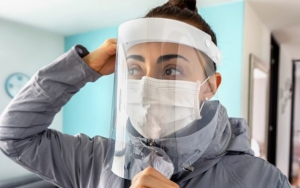 Studi Terbaru Ungkap Face Shield Ternyata Tak Ampuh Cegah Corona, Begini Penjelasannya
