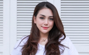Celine Evangelista Umbar Perut Rata, Dipuji Body Goals Bikin Sulit Percaya Punya 4 Anak