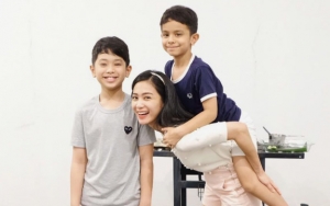 Bunga Zainal Balas Menohok Netizen Yang Komentari Anaknya Hitam