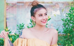 Awkarin Gelantungan di Tangga Pakai Baju Pengantin Bikin Was-was, Tetap Dipuji Cantik