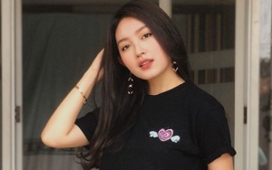 Gaya Kece Natasha Wilona Pakai Dress Belahan Tinggi dan Sepatu Roda, Main di Papan Catur Raksasa