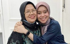 Lesty Gemoy Cantik Bak Calon Pengantin, Aksi Hapus Airmata Ibu Rizky Billar Bikin Baper