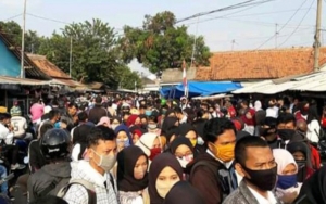 Jadi Sorotan, Kerumunan Ribuan Pelamar Kerja di Pabrik Sepatu Purwakarta Dibubarkan Polisi