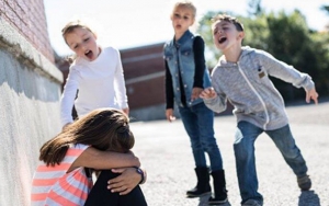 7 Tips Yang Bisa Diajarkan Pada Anak Untuk Membela Diri Dari Bullying, Orangtua Wajib Tahu!