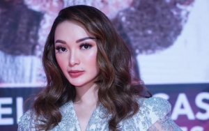 Zaskia Gotik Pamer Momen Turun dari Helikopter, Justru Picu Perdebatan Gara-Gara Masker