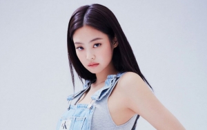Inilah Harga Atasan Putih Jennie BLACKPINK Dari Kardigan Sampai Crop Top