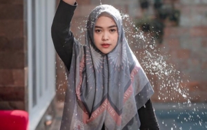 Demi Bertemu Ria Ricis, Penggemar Rela Hujan-Hujanan Hingga Nekat Panjat Pagar Rumah