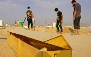 Aturan Pembatasan Dicabut, Ratusan Warga Irak Bongkar Makam Jenazah COVID-19