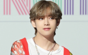 V BTS Syok Berat Aksinya Nutup Resleting Celana Terciduk Kamera