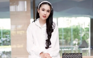 Gaya Feminim Sandra Dewi Pakai Bando Mickey Mouse Jadi Sorotan, Wajah Makin Glowing Bikin Kesengsem