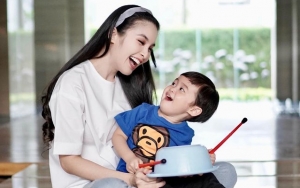Pakai Baju Renang, Potret Lucu Putra Sulung Sandra Dewi Saat Asik Stretching Bikin Ngakak 