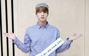 Jin BTS Pamer Selfie Ganteng Banget Tapi Malah Sambat Masalah Ini