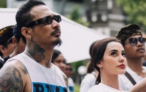 Jerinx SID Terus Genggam Tangan Istri Usai Persidangan, Tangannya Tak Diborgol Karena ini