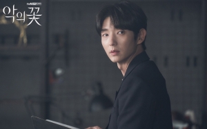 Lee Jun Ki Siap Jalani Sidang di 'Flower of Evil', Posisi Duduk Bikin Penasaran