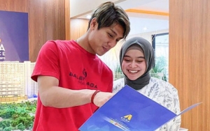 Lesty 'Calon Istri' Rizky Billar Pose Cantik Peluk Bunga, Mahar Apartemen 1,6 Miliar Cuma Settingan?