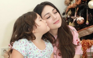 Celine Evangelista Khawatir Putrinya Suka Main dan Elus-elus Hewan Ini, Cuma Bisa Pasrah
