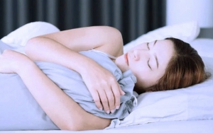 Tak Sekedar Bikin Nyaman, Tidur dengan Memeluk Guling Ternyata Juga Punya 7 Manfaat Kesehatan Ini