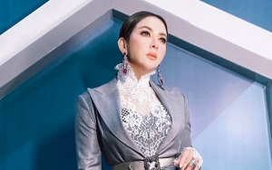 Syahrini Kembaran Baju dengan Melania Trump, Harga OOTD Bikin Elus Dada