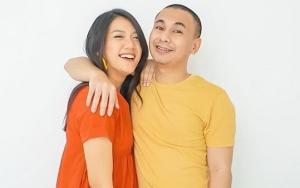 Raditya Dika Pamer Foto Lawas Bareng Istri, Ekspresi Aneh Tuai Reaksi Kocak Netter