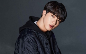 Hasilnya Cetar Banget, Jin BTS Warnai Rambut Ungu Karena Alasan Tak Terduga