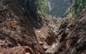 Heboh Gunung Salak 'Terbelah', BNPB Minta Warga Waspadai Potensi Longsor