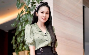 Sandra Dewi Pose Cantik Tampak Belakang, Paha Mulus Ngintip Bikin Insecure