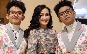 Iis Dahlia 'Mama' Rizki-Ridho Curhat Kesedihan, Foto Bak ABG Pamer Lutut Disindir Saltum