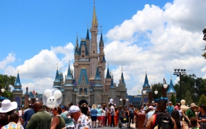 Tak Kuat Hadapi Hantaman Corona, Disney PHK Puluhan Ribu Karyawan