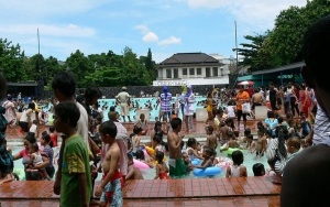 Saingi Wuhan, Warga Sumut Gelar Pesta Kolam Renang di Tengah Pandemi