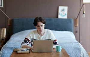 Udara Pengap Bikin Enggak Nyaman? 7 Tips Ini Bisa Buat Kamar Jadi Lebih Sejuk Meski Tanpa AC