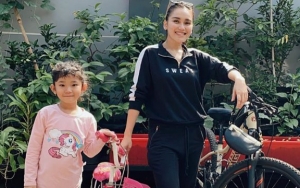 Ayu Ting Ting Melet Bareng Putri Cantik Cueki Isu COVID19, Hidung Memerah Disindir Oplas