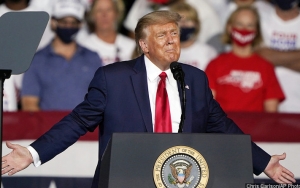 Tak Jadi Isolasi Mandiri, Trump Bakal Dirawat di RS Militer