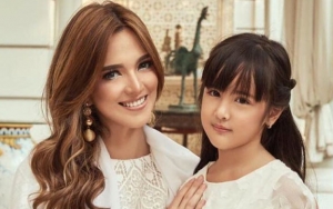 Nia Ramadhani Foto Bareng Keluarga, Mikha Dikhawatirkan Jadi Sasaran Pedofil Karena Pose Duduknya
