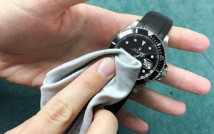 Bersihkan Jam Tangan Secara Rutin