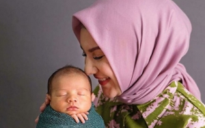 Irish Bella Pamer Momen Berjemur Bareng Sang Bayi, Dikira Lepas Hijab Hingga Jadi Perdebatan