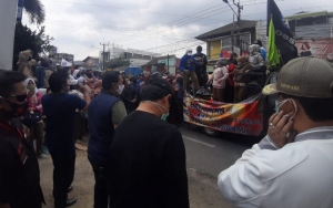 Ikut Demo Tolak Omnibus Law, Mahasiswa Ini Curi Perhatian Tetap Ingat Kerjakan Tugas