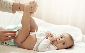 Bersihkan Pantat Bayi dengan Air