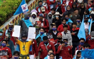 Turun dari Kendaraan Untuk Menunjukkan Empati
