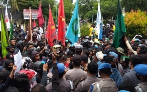 Drama Tupperware Hilang sampai Orasi Ubah Pancasila, Ini Deretan Kejadian Viral di Demo UU Ciptaker