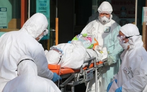 Viral Antrean Pengobatan Alternatif COVID-19 Membludak, Epidemiolog Ungkap Alasan