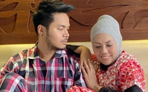 Pamer Momen Mesra, Ely Sugigi Tanggapi Sindiran 'Drama' Pacaran dengan Brondong Tak Disorot Media