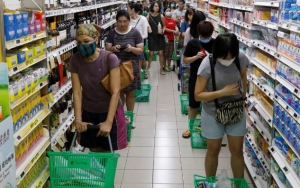 Masyarakat Masih Butuh Supermarket dan Bank, Bisakah COVID-19 Menular di Antrean?