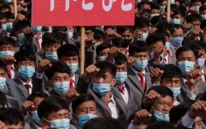 Ribuan Warga Korut Serentak Pakai Masker untuk Pertama Kali Sejak Pandemi COVID-19