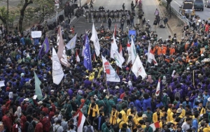 Demo Omnibus Law, Massa BEM SI Bubar Usai Diguyur Hujan Deras