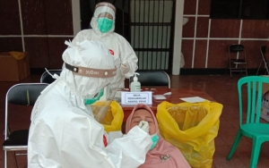 Hindari Razia Tim Swab Hunter Surabaya, Warga Ngumpet di Makam