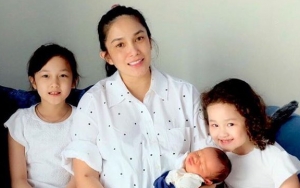 Elea Putri Ussy Sulistiawaty Kalem Pangku Adik Bungsu, Netter Takjub Gara-gara Ini