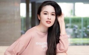 Sandra Dewi Curhat Berat Badan Naik 5 Kg dan Salah Potong Poni, Penampilannya Tetap Dipuji?
